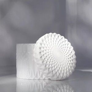 NIB Visionary big beeswax $75 Candle - Luxury - Gardenia Tuberose - great scent!